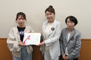 木村日南さんに国際ソロプチミスト長浜がクラブ賞を授与